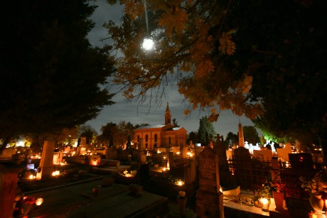 Szeretet a gyertyák fényében - esti séta a Csutora temetőben